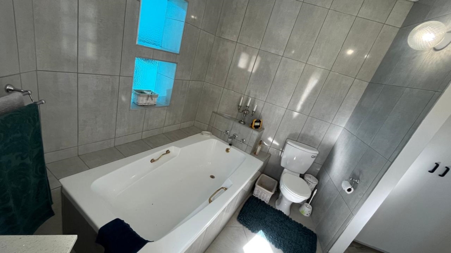 3 Bedroom Property for Sale in Wavecrest Eastern Cape